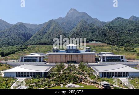 220723 -- PEKING, 23. Juli 2022 -- Luftaufnahme aufgenommen am 23. Juli 2022 zeigt einen Blick auf den Xi an Zweig des Nationalarchivs für Veröffentlichungen und Kultur in Xi an, nordwestchinesische Provinz Shaanxi. China weihte am Samstag das Nationalarchiv für Veröffentlichungen und Kultur ein, um bibliologische Ressourcen zu erhalten. Nach einem dreijährigen Bau umfasst das Projekt Archive in Peking und drei weitere Niederlassungen in Xi an, Hangzhou und Guangzhou. Sie wird nach ihrer Eröffnung für die Vererbung und Bewahrung nationaler bibliologischer Ressourcen verantwortlich sein. CHINA-NATIONALE ARCHIVE VON Stockfoto