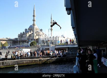 220723 -- ISTANBUL, 23. Juli 2022 -- Ein Taucher springt in die Bosporusstraße, um sich am 22. Juli 2022 in Istanbul, Turkiye, abzukühlen. Foto von /Xinhua TRKIYE-ISTANBUL-HITZEWELLE UnalxCam PUBLICATIONxNOTxINxCHN Stockfoto