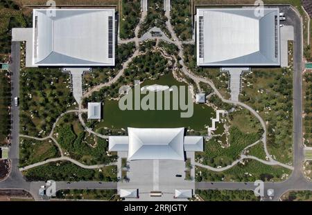 220723 -- PEKING, 23. Juli 2022 -- Luftaufnahme aufgenommen am 23. Juli 2022 zeigt einen Blick auf den Xi an Zweig des Nationalarchivs für Veröffentlichungen und Kultur in Xi an, nordwestchinesische Provinz Shaanxi. China weihte am Samstag das Nationalarchiv für Veröffentlichungen und Kultur ein, um bibliologische Ressourcen zu erhalten. Nach einem dreijährigen Bau umfasst das Projekt Archive in Peking und drei weitere Niederlassungen in Xi an, Hangzhou und Guangzhou. Sie wird nach ihrer Eröffnung für die Vererbung und Bewahrung nationaler bibliologischer Ressourcen verantwortlich sein. CHINA-NATIONALE ARCHIVE VON Stockfoto