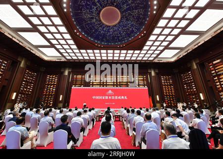 News Bilder des Tages 220723 -- PEKING, 23. Juli 2022 -- Foto aufgenommen am 23. Juli 2022 zeigt die Einweihungszeremonie des Nationalarchivs für Veröffentlichungen und Kultur in Peking, der Hauptstadt Chinas. China weihte am Samstag das Nationalarchiv für Veröffentlichungen und Kultur ein, um bibliologische Ressourcen zu erhalten. Nach einem dreijährigen Bau umfasst das Projekt Archive in Peking und drei weitere Niederlassungen in Xi an, Hangzhou und Guangzhou. Sie wird nach ihrer Eröffnung für die Vererbung und Bewahrung nationaler bibliologischer Ressourcen verantwortlich sein. CHINA-NATIONALE ARCHIVE VON P Stockfoto