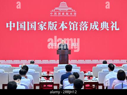 220723 -- PEKING, 23. Juli 2022 -- Huang Kunming, Mitglied des Politischen Büros des Zentralkomitees der Kommunistischen Partei Chinas und Leiter der Öffentlichkeitsabteilung des Zentralkomitees der Kommunistischen Partei Chinas, spricht während der Eröffnungszeremonie des Nationalarchivs für Veröffentlichungen und Kultur in Peking, der Hauptstadt Chinas, am 23. Juli 2022. CHINA-PEKING-HUANG KUNMING-NATIONALE ARCHIVE-EINWEIHUNGSZEREMONIE CN YUEXYUEWEI PUBLICATIONXNOTXINXCHN Stockfoto