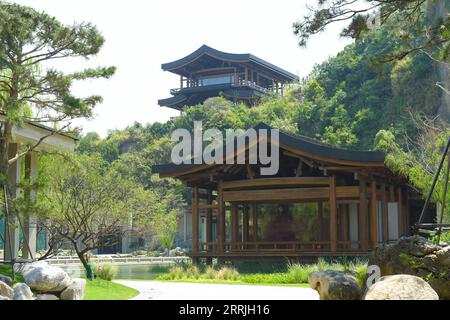 220723 -- PEKING, 23. Juli 2022 -- Foto aufgenommen am 23. Juli 2022 zeigt einen Blick auf die Hangzhou-Filiale des Nationalarchivs für Veröffentlichungen und Kultur in Hangzhou, der ostchinesischen Provinz Zhejiang. China weihte am Samstag das Nationalarchiv für Veröffentlichungen und Kultur ein, um bibliologische Ressourcen zu erhalten. Nach einem dreijährigen Bau umfasst das Projekt Archive in Peking und drei weitere Niederlassungen in Xi an, Hangzhou und Guangzhou. Sie wird nach ihrer Eröffnung für die Vererbung und Bewahrung nationaler bibliologischer Ressourcen verantwortlich sein. CHINA-NATIONALE ARCHIVE VON AMERIKA Stockfoto