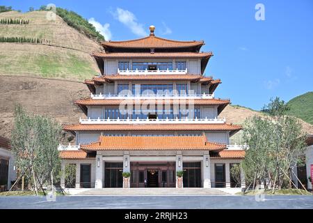 220723 -- PEKING, 23. Juli 2022 -- Foto aufgenommen am 23. Juli 2022 zeigt einen Blick auf das Nationalarchiv für Veröffentlichungen und Kultur in Peking, der Hauptstadt Chinas. China weihte am Samstag das Nationalarchiv für Veröffentlichungen und Kultur ein, um bibliologische Ressourcen zu erhalten. Nach einem dreijährigen Bau umfasst das Projekt Archive in Peking und drei weitere Niederlassungen in Xi an, Hangzhou und Guangzhou. Sie wird nach ihrer Eröffnung für die Vererbung und Bewahrung nationaler bibliologischer Ressourcen verantwortlich sein. CHINA-NATIONALE ARCHIVE VON VERÖFFENTLICHUNGEN UND KULTUREINWEIHUNG CN LI Stockfoto