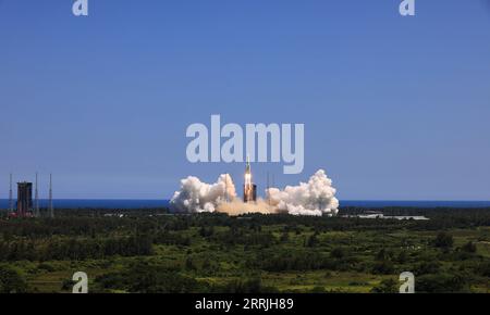 220724 -- WENCHANG, 24. Juli 2022 -- Eine lange März-5B Y3 Trägerrakete, die Wentian Labormodul trägt, springt vom Landeplatz Wenchang in der südchinesischen Provinz Hainan ab, 24. Juli 2022. EyesonSciCHINA-HAINAN-WENTIAN LABORMODUL-LAUNCHCN LixGang PUBLICATIONxNOTxINxCHN Stockfoto