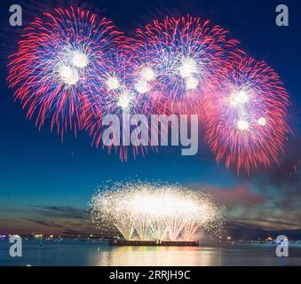 220724 -- VANCOUVER, 24. Juli 2022 -- Feuerwerke, die vom Team Japan während der 30. Jährlichen Celebration of Light in English Bay in Vancouver, British Columbia, Kanada, am 23. Juli 2022 vorgestellt wurden. Der 30. Celebration of Light Fireworks-Wettbewerb startete am Samstag vom Team Japan, gefolgt vom Team Kanada am 27. Juli und dem Team Spanien am 30. Juli. Foto von Liang Sen/Xinhua CANADA-VANCOUVER-FEIER DES LICHTFEUERWERKS linwei2 PUBLICATIONxNOTxINxCHN Stockfoto