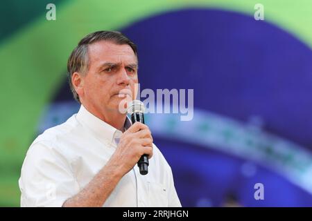 Nachrichten Themen der Woche KW29 Nachrichten Bilder des Tages 220725 -- RIO DE JANEIRO, 25. Juli 2022 -- der brasilianische Präsident Jair Bolsonaro nimmt am 24. Juli 2022 an einer Wahlkampagne in Rio de Janeiro, Brasilien, Teil. Der brasilianische Präsident Jair Bolsonaro gab am Sonntag offiziell seine Absicht bekannt, eine Wiederwahl anzustreben, und ernannte Walter Souza Braga Netto, den ehemaligen brasilianischen Verteidigungsminister, zu seinem geplanten Vizepräsidenten. BRASILIEN-RIO DE JANEIRO-BOLSONARO-RE-WAHLKANDIDATUR WANGXTIANCONG PUBLICATIONXNOTXINXCHN Stockfoto