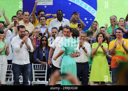 220725 -- RIO DE JANEIRO, 25. Juli 2022 -- der brasilianische Präsident Jair Bolsonaro C umarmt seine Frau Michelle Bolsonaro während einer Wahlkundgebung in Rio de Janeiro, Brasilien, am 24. Juli 2022. Der brasilianische Präsident Jair Bolsonaro gab am Sonntag offiziell seine Absicht bekannt, eine Wiederwahl anzustreben, und ernannte Walter Souza Braga Netto, den ehemaligen brasilianischen Verteidigungsminister, zu seinem geplanten Vizepräsidenten. BRASILIEN-RIO DE JANEIRO-BOLSONARO-RE-WAHLKANDIDATUR WANGXTIANCONG PUBLICATIONXNOTXINXCHN Stockfoto