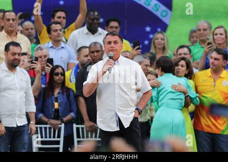 220725 -- RIO DE JANEIRO, 25. Juli 2022 -- der brasilianische Präsident Jair Bolsonaro spricht während einer Wahlkundgebung in Rio de Janeiro, Brasilien, am 24. Juli 2022. Der brasilianische Präsident Jair Bolsonaro gab am Sonntag offiziell seine Absicht bekannt, eine Wiederwahl anzustreben, und ernannte Walter Souza Braga Netto, den ehemaligen brasilianischen Verteidigungsminister, zu seinem geplanten Vizepräsidenten. BRASILIEN-RIO DE JANEIRO-BOLSONARO-RE-WAHLKANDIDATUR WANGXTIANCONG PUBLICATIONXNOTXINXCHN Stockfoto