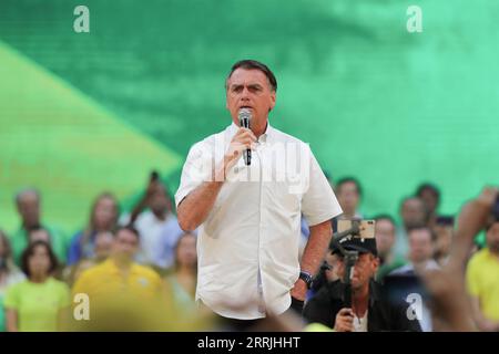 220725 -- RIO DE JANEIRO, 25. Juli 2022 -- der brasilianische Präsident Jair Bolsonaro spricht während einer Wahlkundgebung in Rio de Janeiro, Brasilien, am 24. Juli 2022. Der brasilianische Präsident Jair Bolsonaro gab am Sonntag offiziell seine Absicht bekannt, eine Wiederwahl anzustreben, und ernannte Walter Souza Braga Netto, den ehemaligen brasilianischen Verteidigungsminister, zu seinem geplanten Vizepräsidenten. BRASILIEN-RIO DE JANEIRO-BOLSONARO-RE-WAHLKANDIDATUR WANGXTIANCONG PUBLICATIONXNOTXINXCHN Stockfoto