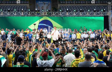 220725 -- RIO DE JANEIRO, 25. Juli 2022 -- der brasilianische Präsident Jair Bolsonaro C nimmt am 24. Juli 2022 an einer Wahlkundgebung in Rio de Janeiro, Brasilien, Teil. Der brasilianische Präsident Jair Bolsonaro gab am Sonntag offiziell seine Absicht bekannt, eine Wiederwahl anzustreben, und ernannte Walter Souza Braga Netto, den ehemaligen brasilianischen Verteidigungsminister, zu seinem geplanten Vizepräsidenten. BRASILIEN-RIO DE JANEIRO-BOLSONARO-RE-WAHLKANDIDATUR WANGXTIANCONG PUBLICATIONXNOTXINXCHN Stockfoto