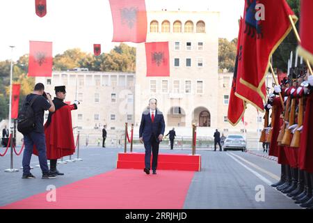 News Themen der Woche KW29 News Bilder des Tages 220725 -- TIRANA, 25. Juli 2022 -- der neu gewählte albanische Präsident Bajram Begaj berichtet über eine Ehrengarde während seiner Amtseinführung in Tirana am 24. Juli 2022. Bajram Begaj wurde am Sonntag im parlament vereidigt. Foto von /Xinhua ALBANIA-TIRANA-BEGAJ-SWEARING-IN GentxOnuzi PUBLICATIONxNOTxINxCHN Stockfoto