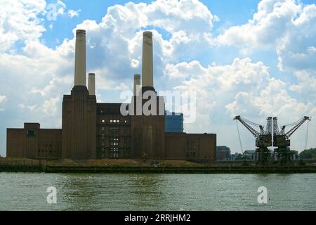 Ehemaliges Kohlekraftwerk und seine Kräne am Ufer der Themse in London. Stockfoto