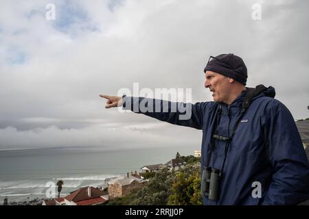 220725 -- KAPSTADT, 25. Juli 2022 -- der südafrikanische Handelspilot Alex Vogel sucht am 18. Juli 2022 in Kapstadt, Südafrika nach Walen. ZU DIESEM Feature: Leidenschaft für Wale bringt Kapstadt-Bewohner zur Bürgerwissenschaft SÜDAFRIKA-KAPSTADT-WAL-WATCHING-BÜRGERWISSENSCHAFT LyuxTianran PUBLICATIONxNOTxINxCHN Stockfoto