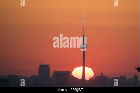 Berlin, Deutschland. September 2023. Die Sonne geht hinter dem Fernsehturm über Berlin auf. Quelle: Ralf Hirschberger/dpa/Alamy Live News Stockfoto