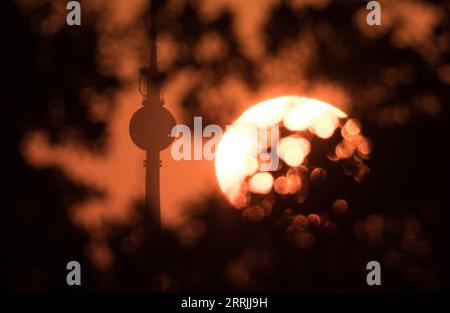 Berlin, Deutschland. September 2023. Die Sonne geht über Berlin auf. Quelle: Ralf Hirschberger/dpa/Alamy Live News Stockfoto