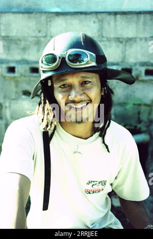 Porträt eines jungen balinesischen Surfers mit Helm Stockfoto