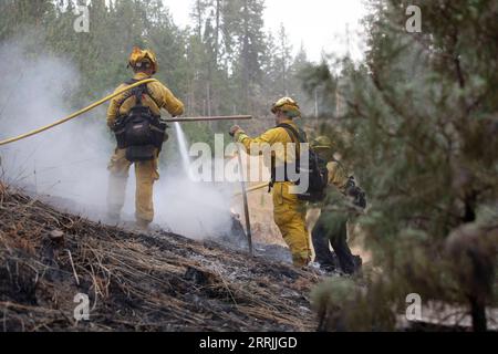 220726 -- MARIPOSA, 26. Juli 2022 -- Feuerwehrleute arbeiten, um den Lauffeuer im Mariposa County in Zentralkalifornien, USA, einzudämmen, 25. Juli 2022. Getrieben von heißem, trockenem Wetter und Dürrebedingungen begann die Flamme am Freitagnachmittag im Mariposa County in Zentralkalifornien. Es wächst schnell zu einem der größten Waldbrände im Staat bis jetzt in diesem Jahr. Foto: /Xinhua U.S.-CALIFORNIA-WILDFIRE LixJianguo PUBLICATIONxNOTxINxCHN Stockfoto