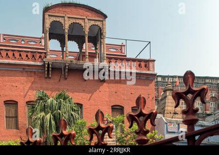 10 02 2005 altes Haus in der Nähe von Shri Brihaspati Temple Dashaswmedh Ghat Rd, Shri Kashi Vishwanath Varanasi, Uttar Pradesh Indien Asien. Stockfoto