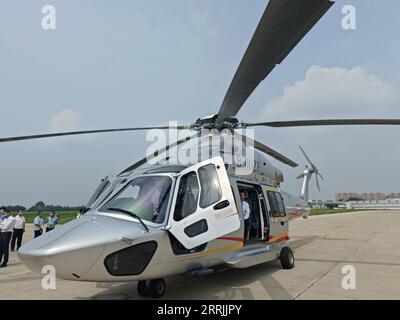 220727 -- HARBIN, 27. Juli 2022 -- am 26. Juli 2022 aufgenommenes Handyfoto zeigt einen Z15 AC352 Hubschrauber in Harbin, nordöstliche Provinz Heilongjiang. Die Zivilluftfahrtbehörde von China CAAC hat am Dienstag die Zertifizierung für den Z15-Hubschrauber erteilt, das erste selbstentwickelte, mittelgroße Hubschraubermodell des Landes für den zivilen Einsatz. Z15, auch bekannt als AC352, wurde von AVIC Harbin Aircraft Industry Group Co., Ltd. Im Rahmen eines Kooperationsprogramms zwischen AVIC und Airbus Helicopters entwickelt. Er kann bis zu 16 Passagiere mit einem maximalen Startgewicht von 7,5 Tonnen und einer maximalen Reichweite von 850 km befördern KINN Stockfoto