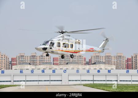 220727 -- HARBIN, 27. Juli 2022 -- Foto aufgenommen am 26. Juli 2022 zeigt einen Z15 AC352 Hubschrauber in Harbin, nordöstliche chinesische Provinz Heilongjiang. Die Zivilluftfahrtbehörde von China CAAC hat am Dienstag die Zertifizierung für den Z15-Hubschrauber erteilt, das erste selbstentwickelte, mittelgroße Hubschraubermodell des Landes für den zivilen Einsatz. Z15, auch bekannt als AC352, wurde von AVIC Harbin Aircraft Industry Group Co., Ltd. Im Rahmen eines Kooperationsprogramms zwischen AVIC und Airbus Helicopters entwickelt. Er kann bis zu 16 Passagiere mit einem maximalen Startgewicht von 7,5 Tonnen und einer maximalen Reichweite von 850 km befördern CHINA-HEILONG Stockfoto