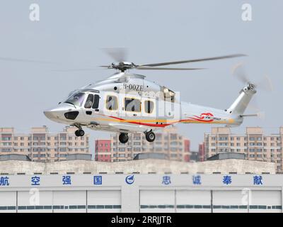 220727 -- HARBIN, 27. Juli 2022 -- Foto aufgenommen am 26. Juli 2022 zeigt einen Z15 AC352 Hubschrauber in Harbin, nordöstliche chinesische Provinz Heilongjiang. Die Zivilluftfahrtbehörde von China CAAC hat am Dienstag die Zertifizierung für den Z15-Hubschrauber erteilt, das erste selbstentwickelte, mittelgroße Hubschraubermodell des Landes für den zivilen Einsatz. Z15, auch bekannt als AC352, wurde von AVIC Harbin Aircraft Industry Group Co., Ltd. Im Rahmen eines Kooperationsprogramms zwischen AVIC und Airbus Helicopters entwickelt. Er kann bis zu 16 Passagiere mit einem maximalen Startgewicht von 7,5 Tonnen und einer maximalen Reichweite von 850 km befördern CHINA-HEILONG Stockfoto