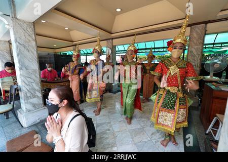 220727 -- BANGKOK, 27. Juli 2022 -- Thai-Tänzer treten am 27. Juli 2022 im Erawan-Schrein auf, einer beliebten Touristenattraktion in Bangkok, Thailand. THAILAND-BANGKOK-TRADITIONELLER TANZ RachenxSageamsak PUBLICATIONxNOTxINxCHN Stockfoto