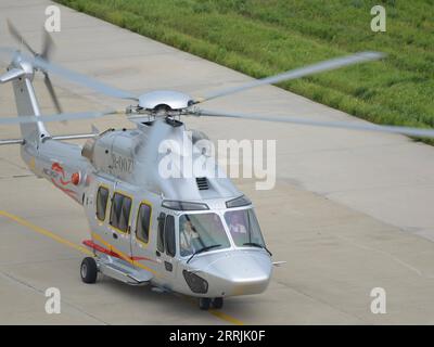 220727 -- HARBIN, 27. Juli 2022 -- Foto aufgenommen am 26. Juli 2022 zeigt einen Z15 AC352 Hubschrauber in Harbin, nordöstliche chinesische Provinz Heilongjiang. Die Zivilluftfahrtbehörde von China CAAC hat am Dienstag die Zertifizierung für den Z15-Hubschrauber erteilt, das erste selbstentwickelte, mittelgroße Hubschraubermodell des Landes für den zivilen Einsatz. Z15, auch bekannt als AC352, wurde von AVIC Harbin Aircraft Industry Group Co., Ltd. Im Rahmen eines Kooperationsprogramms zwischen AVIC und Airbus Helicopters entwickelt. Er kann bis zu 16 Passagiere mit einem maximalen Startgewicht von 7,5 Tonnen und einer maximalen Reichweite von 850 km befördern CHINA-HEILONG Stockfoto