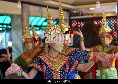 220727 -- BANGKOK, 27. Juli 2022 -- Thai-Tänzer treten am 27. Juli 2022 im Erawan-Schrein auf, einer beliebten Touristenattraktion in Bangkok, Thailand. THAILAND-BANGKOK-TRADITIONELLER TANZ RachenxSageamsak PUBLICATIONxNOTxINxCHN Stockfoto