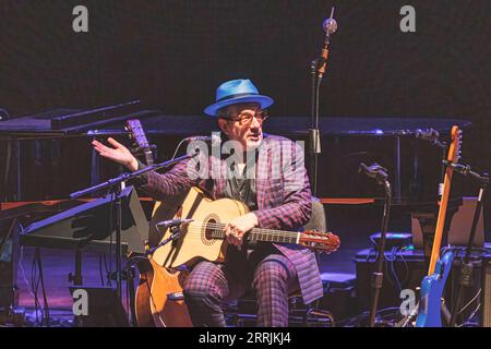 Elvis Costello tritt auf der Bühne im Auditorium Parco della Musica Ennio Morricone in Rom auf. Stockfoto