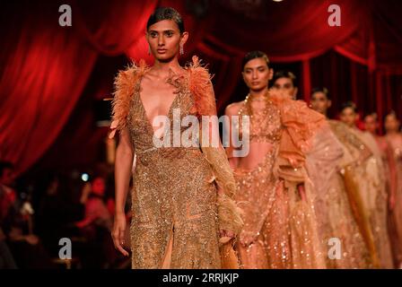 220729 -- NEW DELHI, 29. Juli 2022 -- Modelle zeigen Kreationen des indischen Designers Dolly J während der FDCI India Couture Week in New Delhi, Indien, 28. Juli 2022. INDIA-NEW DELHI-FASHION SHOW-COUTURE WOCHE JAVEDXDAR PUBLICATIONXNOTXINXCHN Stockfoto