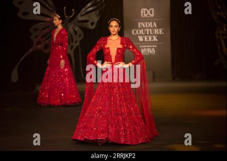 220729 -- NEW DELHI, 29. Juli 2022 -- Modelle zeigen Kreationen des Designers Suneet Varma während der FDCI India Couture Week in New Delhi, Indien, am 28. Juli 2022. INDIA-NEW DELHI-FASHION SHOW-COUTURE WOCHE JAVEDXDAR PUBLICATIONXNOTXINXCHN Stockfoto