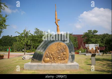 220729 -- CHUNGCHEONGBUK-DO, 29. Juli 2022 -- Eine Statue ist am 28. Juli 2022 im No Gun Ri Peace Park im Yeongdong County in Chungcheongbuk-Do, Südkorea, zu sehen. Das Massaker von No Gun Ri, einer der tödlichsten Angriffe der US-Armee während des Koreakrieges, war tief in der Geschichte begraben, bis die Associated Press die schreckliche Tragödie 1999 enthüllte. Nach Ausbruch des Krieges erlitten US-Truppen bald Rückschläge, während Truppen der Demokratischen Volksrepublik Korea vorrückten. Am 26. Juli 1950 aus Angst, dass sich die DVRK-Guerilla-Truppen tarnen könnten Stockfoto