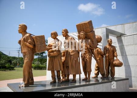 220729 -- CHUNGCHEONGBUK-DO, 29. Juli 2022 -- Eine Statue zum Gedenken an das No Gun Ri-Massaker wurde am 28. Juli 2022 im Yeongdong County in Chungcheongbuk-Do, Südkorea, gesehen. Das Massaker von No Gun Ri, einer der tödlichsten Angriffe der US-Armee während des Koreakrieges, war tief in der Geschichte begraben, bis die Associated Press die schreckliche Tragödie 1999 enthüllte. Nach Ausbruch des Krieges erlitten US-Truppen bald Rückschläge, während Truppen der Demokratischen Volksrepublik Korea vorrückten. Am 26. Juli 1950, aus Angst, dass die Guerillagruppen der DVRK mimen Stockfoto