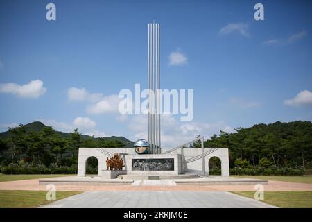 220729 -- CHUNGCHEONGBUK-DO, 29. Juli 2022 -- Ein Gedenkturm zum Gedenken an das No Gun Ri-Massaker wurde am 28. Juli 2022 im Yeongdong County in Chungcheongbuk-DO, Südkorea, gesehen. Das Massaker von No Gun Ri, einer der tödlichsten Angriffe der US-Armee während des Koreakrieges, war tief in der Geschichte begraben, bis die Associated Press die schreckliche Tragödie 1999 enthüllte. Nach Ausbruch des Krieges erlitten US-Truppen bald Rückschläge, während Truppen der Demokratischen Volksrepublik Korea vorrückten. Am 26. Juli 1950, aus Angst, dass die DVRK Guerilla tro Stockfoto