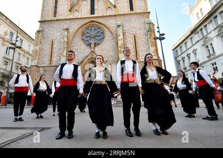 220729 -- SARAJEVO, 29. Juli 2022 -- Tänzerinnen treten während eines Programms auf, das am 29. Juli 2022 zur Living Tradition-BiH Folklore Show 2022 in Sarajevo, Bosnien und Herzegowina aufgerufen wurde. Foto von /Xinhua BOSNIEN UND HERZEGOWINA-SARAJEVO-FOLKLORE SHOW NedimxGrabovica PUBLICATIONxNOTxINxCHN Stockfoto