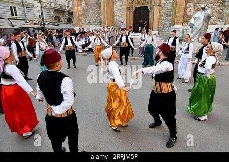 220729 -- SARAJEVO, 29. Juli 2022 -- Tänzerinnen treten während eines Programms auf, das am 29. Juli 2022 zur Living Tradition-BiH Folklore Show 2022 in Sarajevo, Bosnien und Herzegowina aufgerufen wurde. Foto von /Xinhua BOSNIEN UND HERZEGOWINA-SARAJEVO-FOLKLORE SHOW NedimxGrabovica PUBLICATIONxNOTxINxCHN Stockfoto