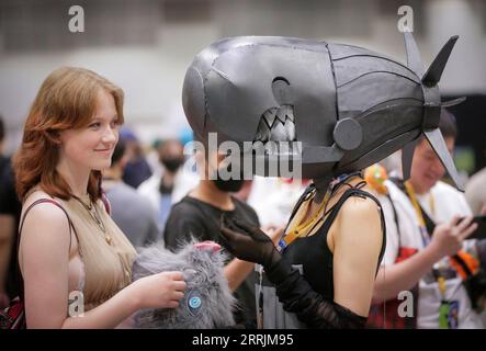 220730 -- VANCOUVER, 30. Juli 2022 -- Ein Showteilnehmer spricht mit einem Cosplayer während der Anime Revolution Convention in Vancouver, British Columbia, Kanada, am 29. Juli 2022. Foto von /Xinhua CANADA-VANCOUVER-ANIME REVOLUTION LiangxSen PUBLICATIONxNOTxINxCHN Stockfoto