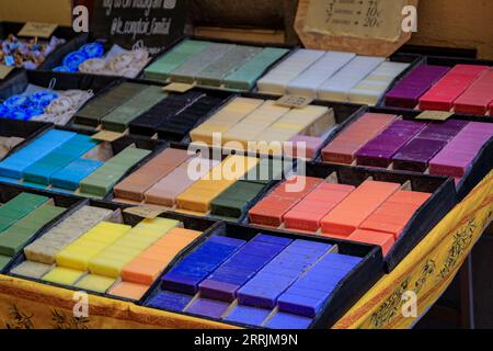 Nizza, Frankreich - 28. Mai 2023: Buntes natürliches Lavendel, Flieder, Oliven, Jasmin, Zitrone, und andere duftende Seife aus Marseille auf dem Cours Saleya Markt Stockfoto