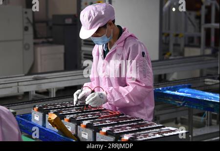 220730 -- HEFEI, 30. Juli 2022 -- Ein Arbeiter arbeitet an einer Produktionslinie für Energiebatterien in einer Werkstatt eines Batterieherstellers im wirtschaftlichen und technologischen Entwicklungsgebiet Hefei in der ostchinesischen Provinz Anhui, 29. Juli 2022. In den letzten Jahren hat Hefei durch die Entwicklung und Einführung von Unternehmen zur Herstellung von Energiebatterien die Energiebatterien-Industrie gefördert, die ein wichtiger Teil der Industrie für Fahrzeuge mit neuer Energie ist. CHINA-ANHUI-HEFEI-POWER BATTERIEINDUSTRIE CN LIUXJUNXI PUBLICATIONXNOTXINXCHN Stockfoto