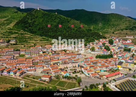 220731 -- TAIYUAN, 31. Juli 2022 -- Luftaufnahme aufgenommen am 10. Juni 2022 zeigt Nanpingtouwu Dorf in Changzhi Stadt, nordchinesische Provinz Shanxi. CHINA-SHANXI-LÖSS-PLATEAU-DÖRFER-LUFTAUFNAHMEN CN CAOXYANG PUBLICATIONXNOTXINXCHN Stockfoto