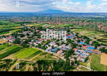 220731 -- TAIYUAN, 31. Juli 2022 -- Luftaufnahme aufgenommen am 28. Juni 2022 zeigt Guanque Village in Linfen, nordchinesische Provinz Shanxi. CHINA-SHANXI-LÖSS-PLATEAU-DÖRFER-LUFTAUFNAHMEN CN CAOXYANG PUBLICATIONXNOTXINXCHN Stockfoto