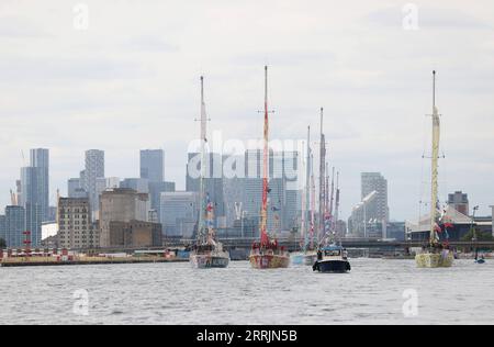 220731 -- LONDON, 31. Juli 2022 -- Qingdao 2nd L nimmt am 30. Juli 2022 an der Segel-Parade in den Londoner Royal Docks in London Teil. Qingdao führte am Samstag eine Segel-Parade durch, nachdem er als Gesamtsieger des Clipper Round the World Yacht Race 2019-20 gewonnen hatte. Sanya und Zhuhai, die beiden anderen Boote, die die chinesischen Städte repräsentierten, belegten jeweils den sechsten und neunten Platz. SPBRITAIN-LONDON-CLIPPER YACHTRENNEN LixYing PUBLICATIONxNOTxINxCHN Stockfoto