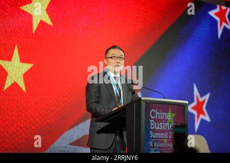 220801 -- AUCKLAND, 1. August 2022 -- der chinesische Botschafter in Neuseeland Wang Xiaolong spricht auf dem jährlichen China Business Summit in Auckland, Neuseeland, 1. August 2022. In diesem Jahr jährt sich der 50. Jahrestag der Aufnahme diplomatischer Beziehungen zwischen China und Neuseeland. Foto von /Xinhua NEUSEELAND-AUCKLAND-CHINA-BILATERALE BEZIEHUNGEN ZhaoxGang PUBLICATIONxNOTxINxCHN Stockfoto