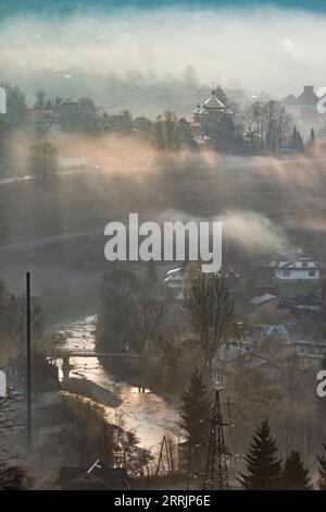 Altstadt mit nebelndem Flusstal am Morgen. Karpatenlandschaft. Vertikales Foto Stockfoto