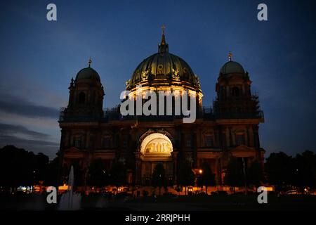 220803 -- BERLIN, 3. August 2022 -- Foto aufgenommen am 29. Juli 2022 zeigt einen nächtlichen Blick auf den Berliner Dom in Berlin. Einige Wahrzeichen im ganzen Land haben ihre Nachtbeleuchtung reduziert, um Strom zu sparen. DEUTSCHLAND-NACHTSICHT-ENERGIEERHALTUNG RenxPengfei PUBLICATIONxNOTxINxCHN Stockfoto