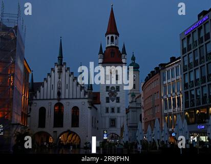 220803 -- BERLIN, 3. August 2022 -- Foto aufgenommen am 30. Juli 2022 zeigt einen Nachtanblick auf das alte Rathaus in München. Einige Wahrzeichen im ganzen Land haben ihre Nachtbeleuchtung reduziert, um Strom zu sparen. Foto von /Xinhua GERMANY-NIGHT VIEW-POWER CONSERVATION PhilippexRuiz PUBLICATIONxNOTxINxCHN Stockfoto