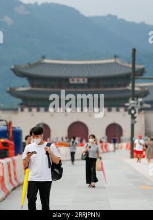 220803 -- SEOUL, 3. August 2022 -- Menschen mit Gesichtsmasken spazieren am Gwanghwamun-Platz in Seoul, Südkorea, 3. August 2022. Die täglich neu aufgetretenen COVID-19-Fälle in Südkorea erreichten den höchsten Stand seit 110 Tagen und brachten die Gesamtzahl der Infektionen auf über 20 Millionen, wie offizielle Daten am Mittwoch zeigten. Das Land meldete 119.922 neue COVID-19-Fälle in den letzten 24 Stunden am MitternachtsDienstag, laut der koreanischen Seuchenkontroll- und Präventionsagentur KDCA. SÜDKOREA-SEOUL-COVID-19-FÄLLE WangxYiliang PUBLICATIONxNOTxINxCHN Stockfoto