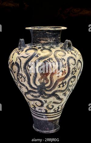 Eine Amphora im Stil eines Palastes mit drei Oktopussen in einem Marinescape aus Felsen und Algen. Eine mykenische Imitation des minoischen Marine-Stils. F Stockfoto