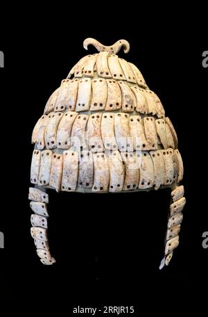 Mycenaean Eber Stoßzahnhelm mit Wangenschutz und doppeltem Knochenhaken oben. 16. cen. BC. Von den Grabfriedhöfen auf der Akropolis von Mykene. Griechenland Stockfoto