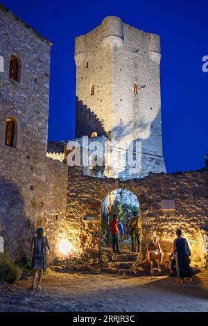 Der Steinturm und die Häuser des Komplexes Troupakis - Mourtzinos/Petreas in Ober-/Alt-Kardamyli, Outer Mani, Peloponnes, Griechenland Stockfoto